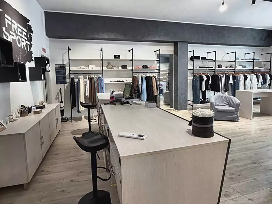 Immagine 1 di Attività commerciale in vendita  in Piazza Garibaldi a Comunanza