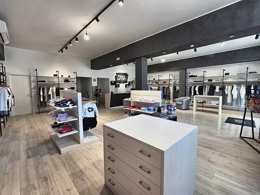 Immagine 10 di Attività commerciale in vendita  in Piazza Garibaldi a Comunanza