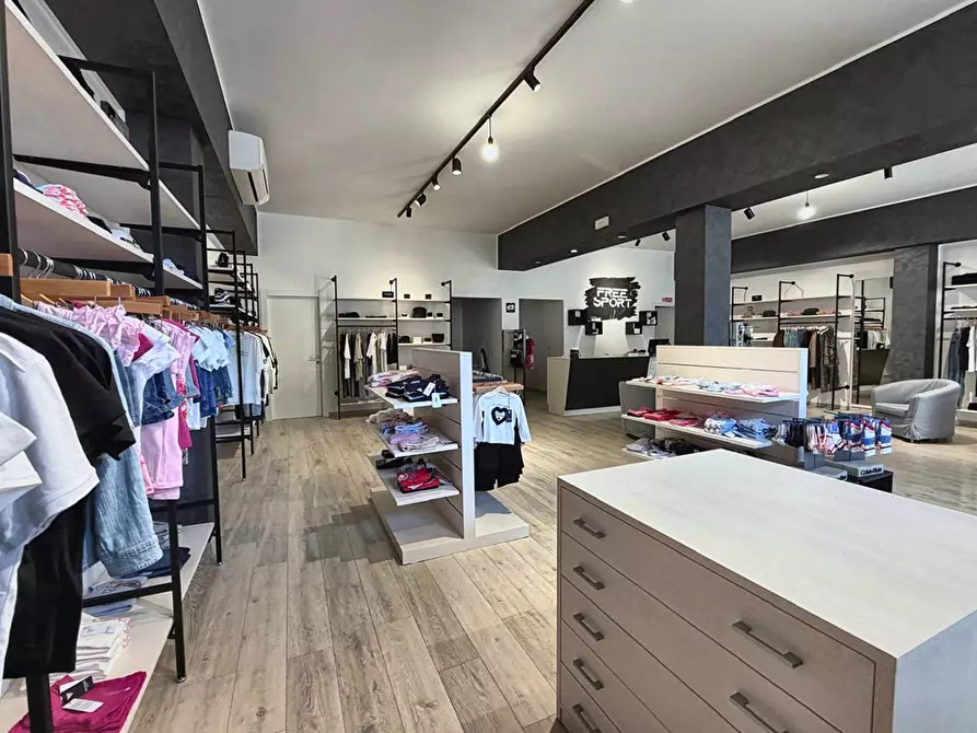 Immagine 11 di Attività commerciale in vendita  in Piazza Garibaldi a Comunanza