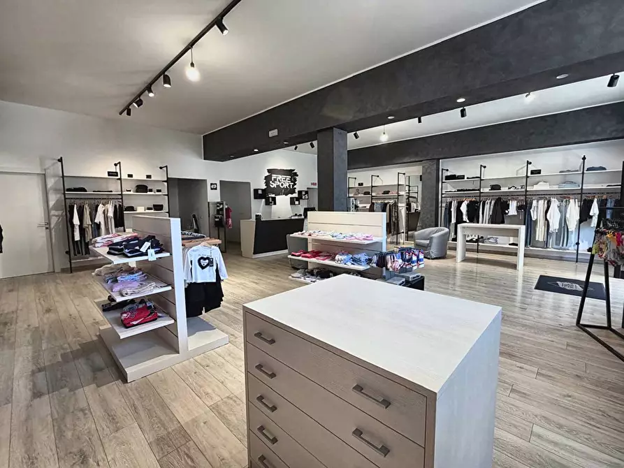 Immagine 12 di Attività commerciale in vendita  in Piazza Garibaldi a Comunanza
