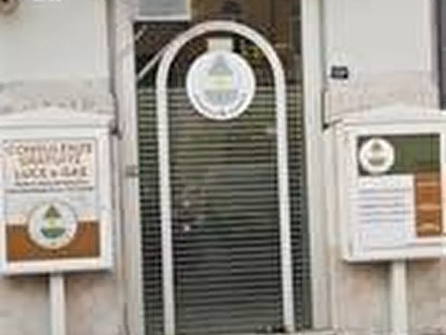 Immagine 1 di Attività commerciale in affitto  in Via Giosue' Carducci a Trieste