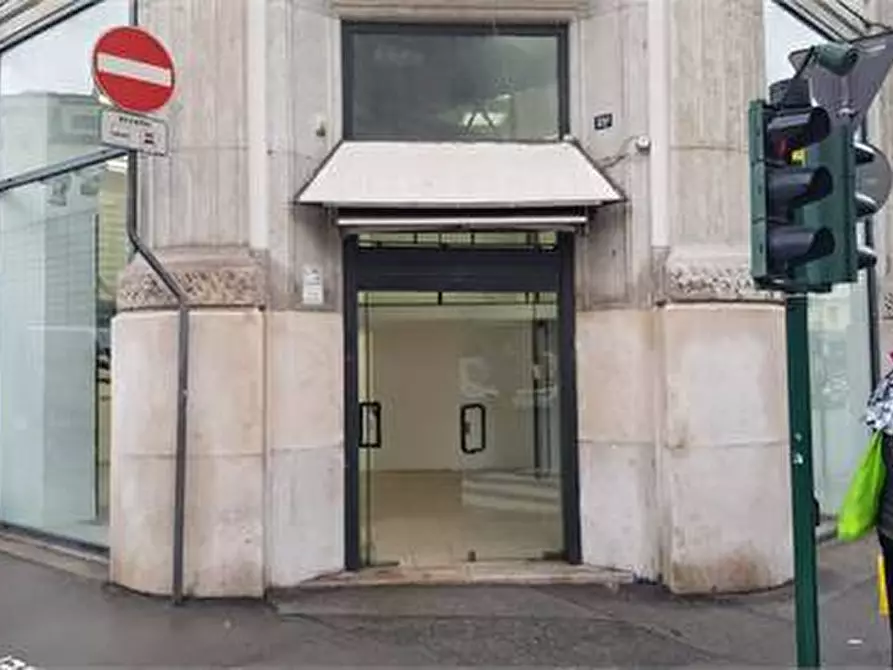 Immagine 2 di Locale commerciale in affitto  in Via Carducci a Trieste