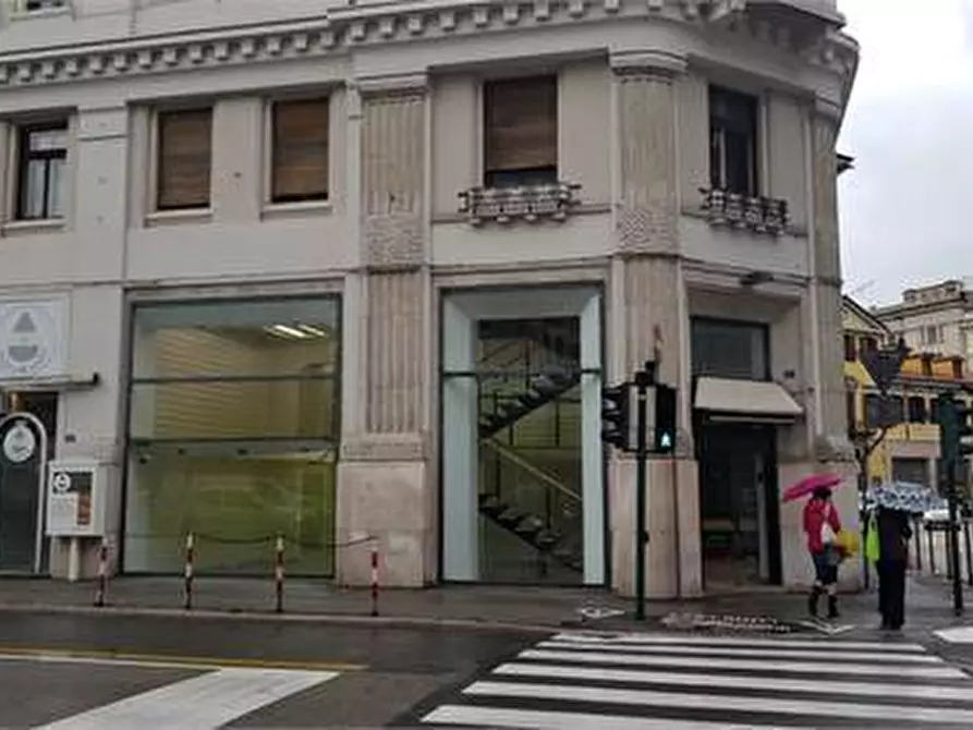 Immagine 3 di Locale commerciale in affitto  in Via Carducci a Trieste