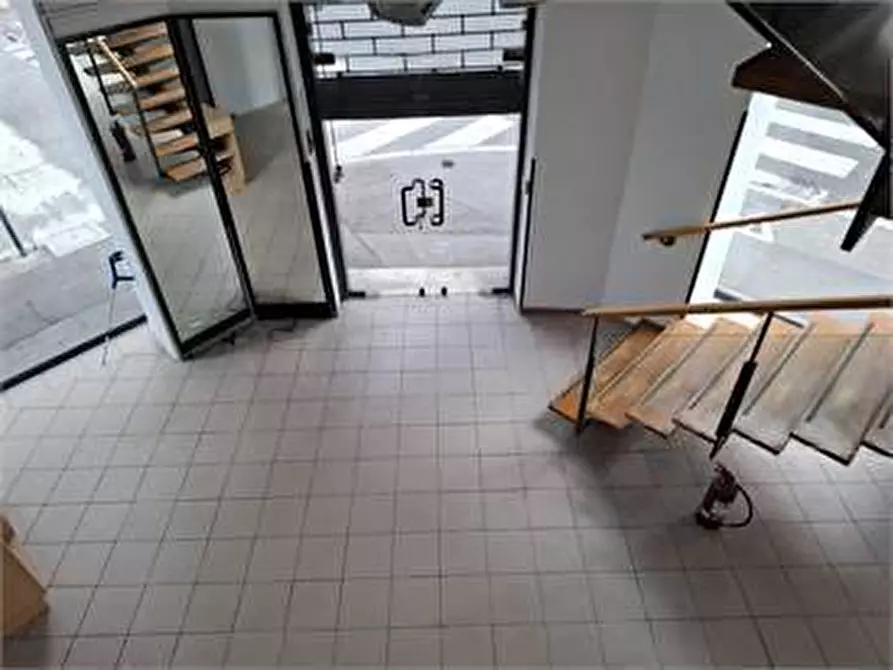 Immagine 5 di Locale commerciale in affitto  in Via Carducci a Trieste