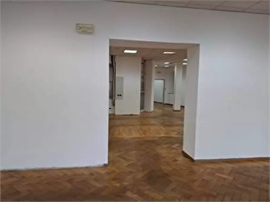 Immagine 9 di Locale commerciale in affitto  in Via Carducci a Trieste