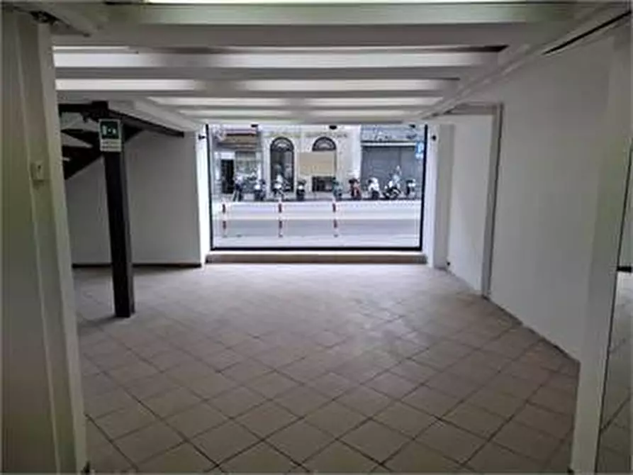 Immagine 12 di Locale commerciale in affitto  in Via Carducci a Trieste