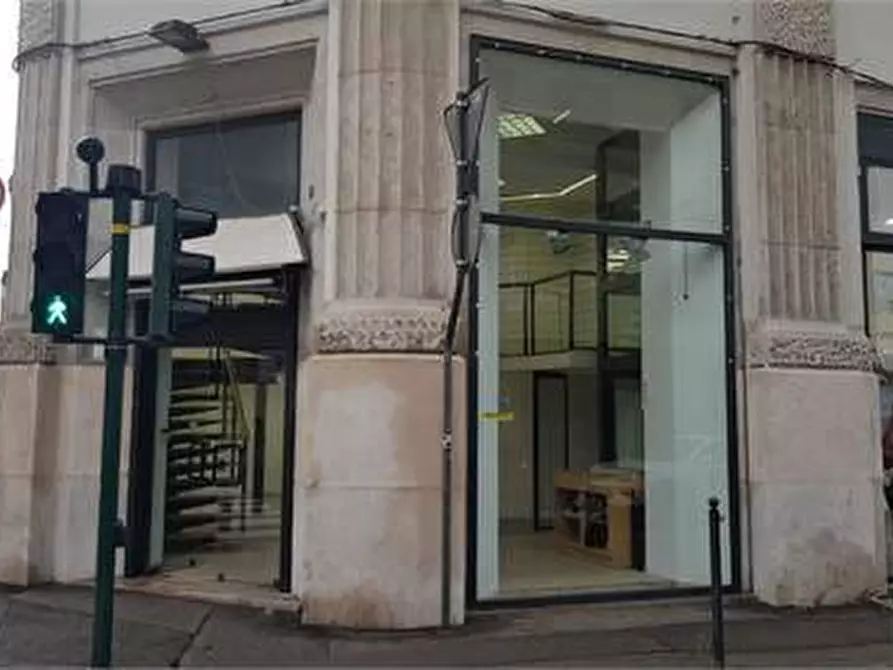 Immagine 13 di Locale commerciale in affitto  in Via Carducci a Trieste