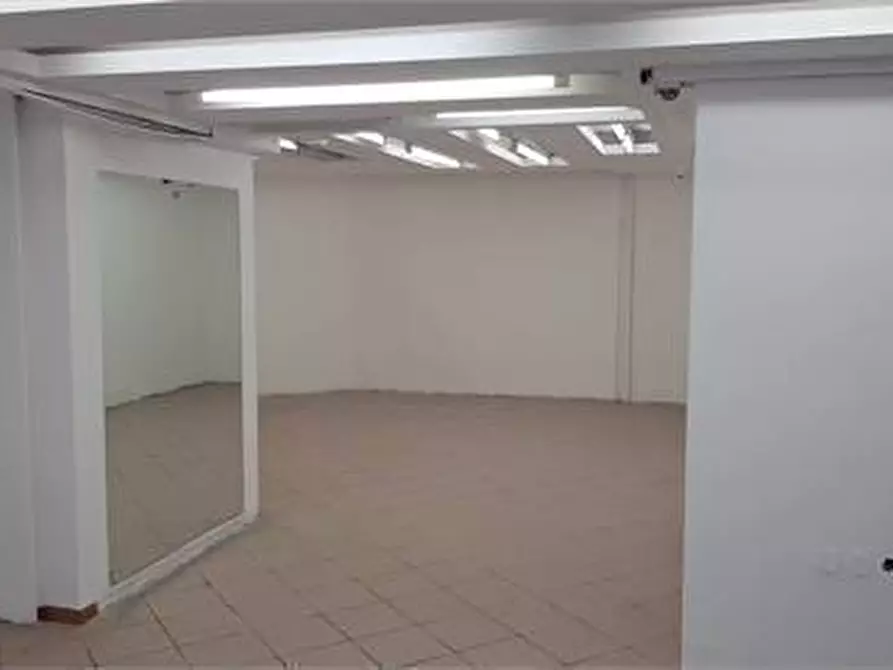 Immagine 18 di Locale commerciale in affitto  in Via Carducci a Trieste