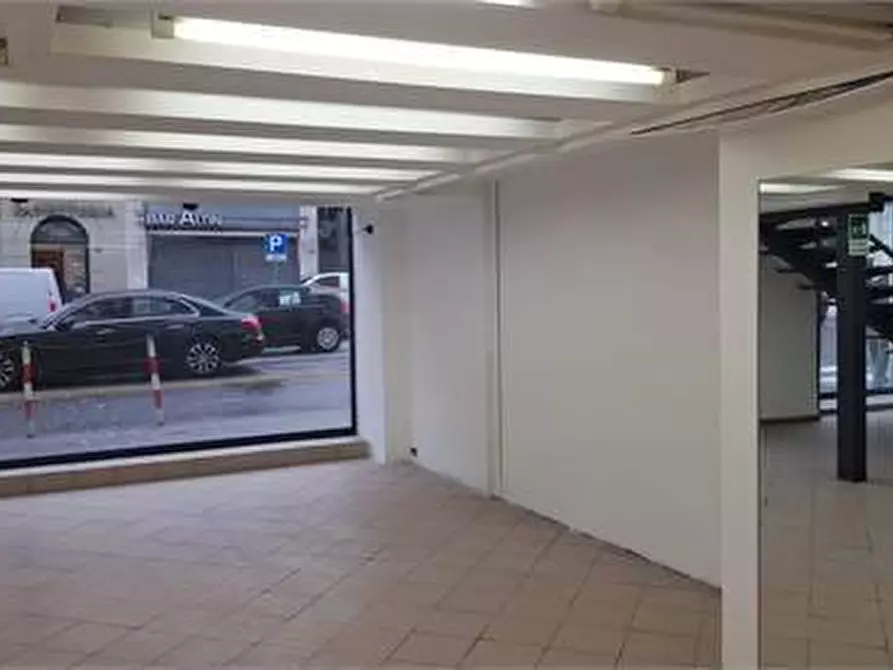 Immagine 20 di Locale commerciale in affitto  in Via Carducci a Trieste