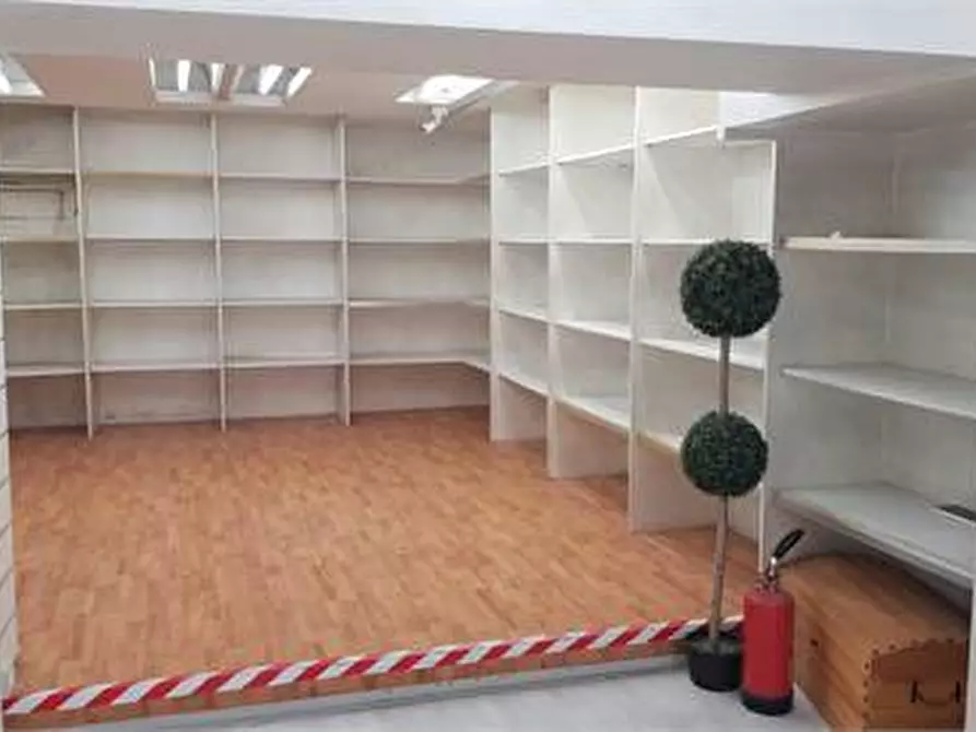 Immagine 21 di Locale commerciale in affitto  in Via Carducci a Trieste
