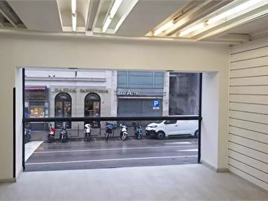 Immagine 23 di Locale commerciale in affitto  in Via Carducci a Trieste