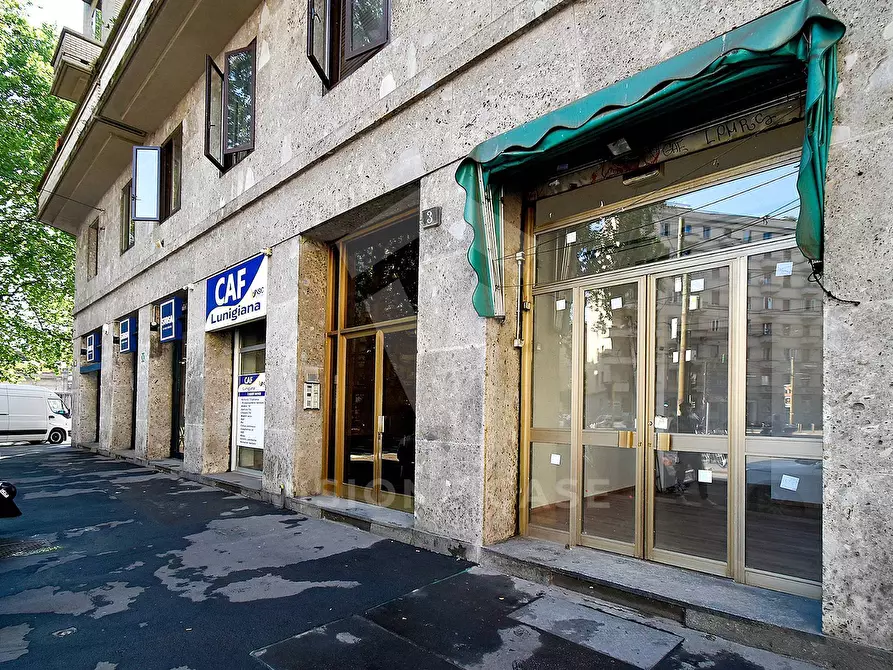 Immagine 1 di Locale commerciale in affitto  in Viale Lunigiana 3 a Milano