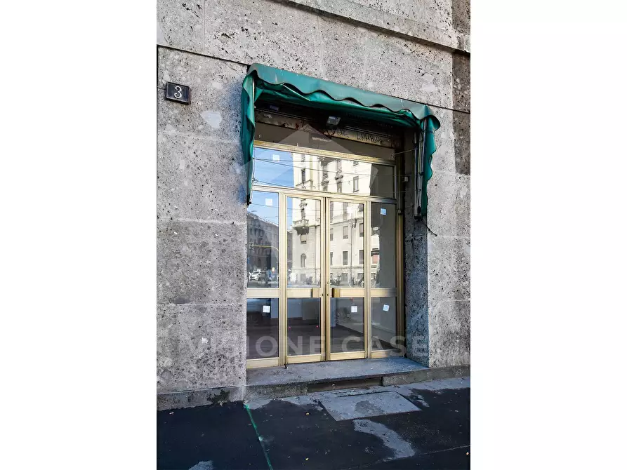 Immagine 2 di Locale commerciale in affitto  in Viale Lunigiana 3 a Milano