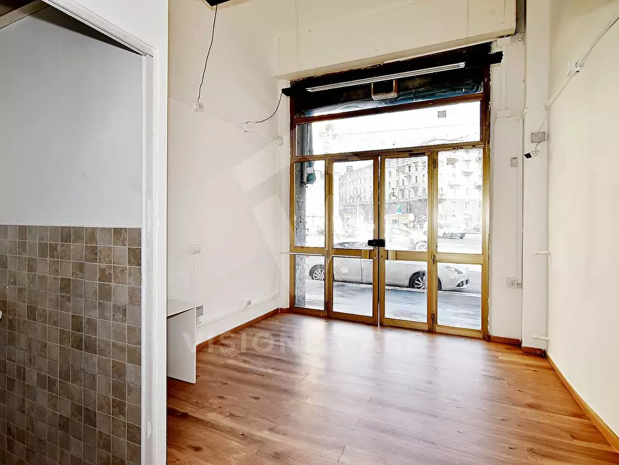 Immagine 11 di Locale commerciale in affitto  in Viale Lunigiana 3 a Milano