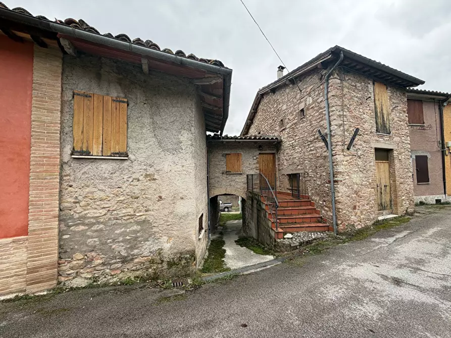 Immagine 1 di Casa indipendente in vendita  in Piè di Vescia 8 a Acquacanina