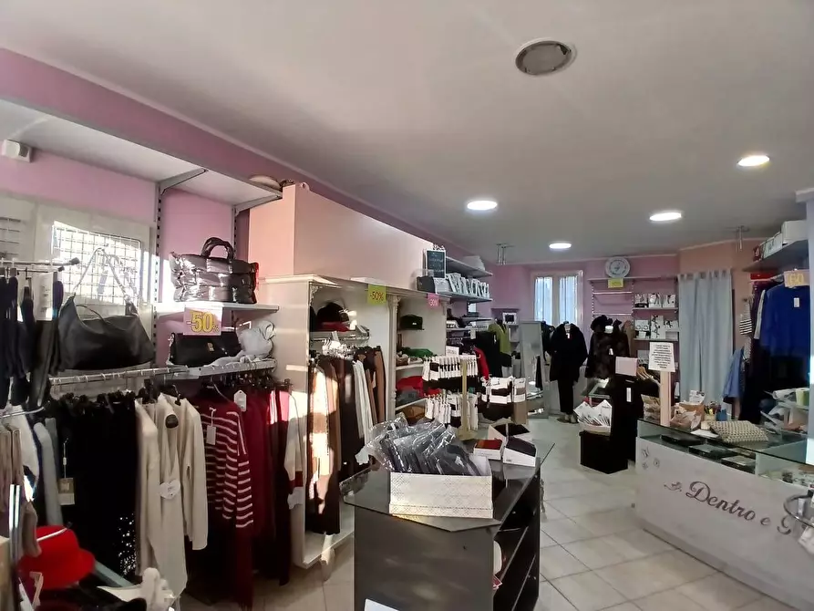 Immagine 2 di Attività commerciale in vendita  in Largo Manara a Fermo