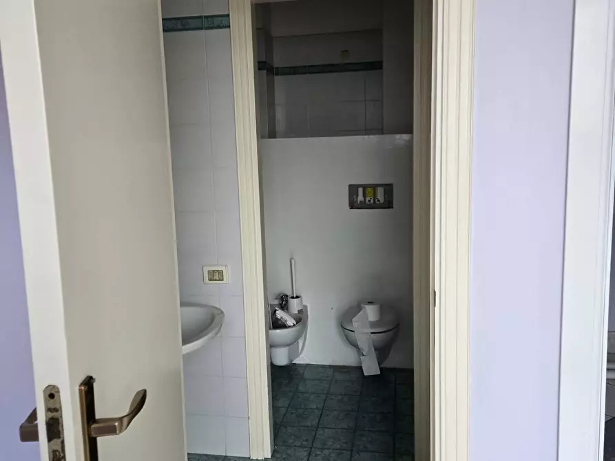 Immagine 8 di Locale commerciale in vendita  in Via Ginocchi a Civitanova Marche