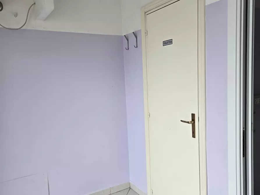 Immagine 5 di Locale commerciale in vendita  in Via Ginocchi a Civitanova Marche