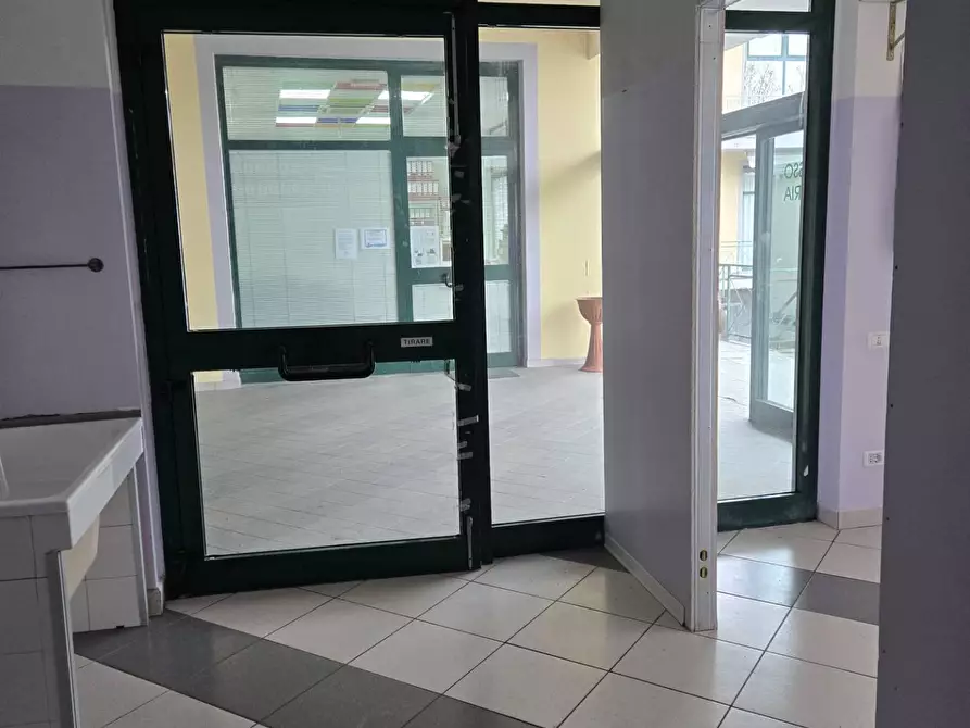 Immagine 3 di Locale commerciale in vendita  in Via Ginocchi a Civitanova Marche