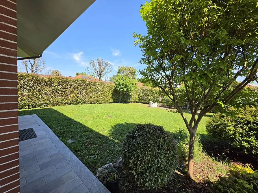 Immagine 11 di Villa in vendita  in via mario cora 3 a Asti