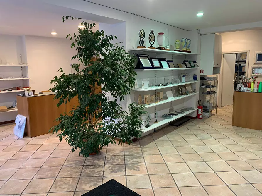 Immagine 3 di Locale commerciale in vendita  in Via Della Luna 26 a Ferrara