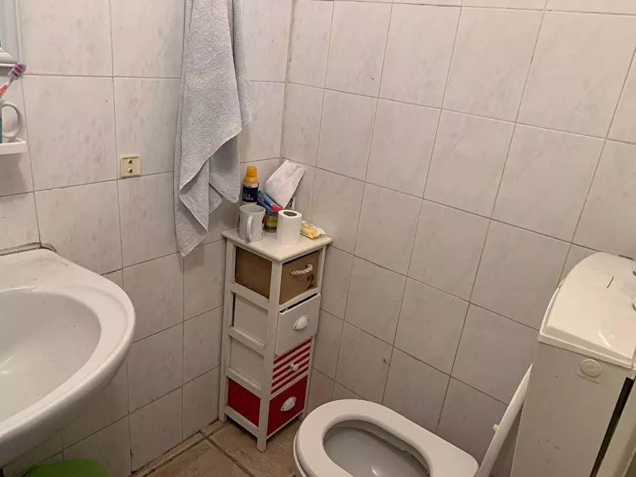 Immagine 7 di Locale commerciale in vendita  in Via Della Luna 26 a Ferrara