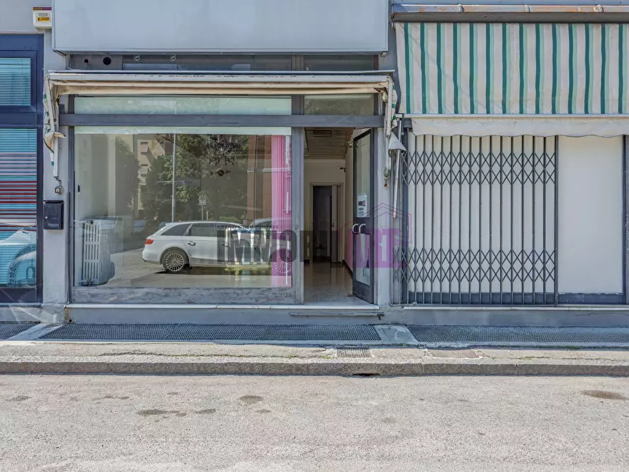 Immagine 2 di Locale commerciale in vendita  in Via Emilia All'ospizio 66 a Reggio Nell'emilia