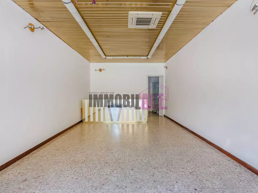 Immagine 4 di Locale commerciale in vendita  in Via Emilia All'ospizio 66 a Reggio Nell'emilia