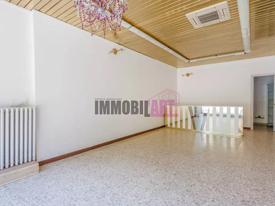 Immagine 5 di Locale commerciale in vendita  in Via Emilia All'ospizio 66 a Reggio Nell'emilia