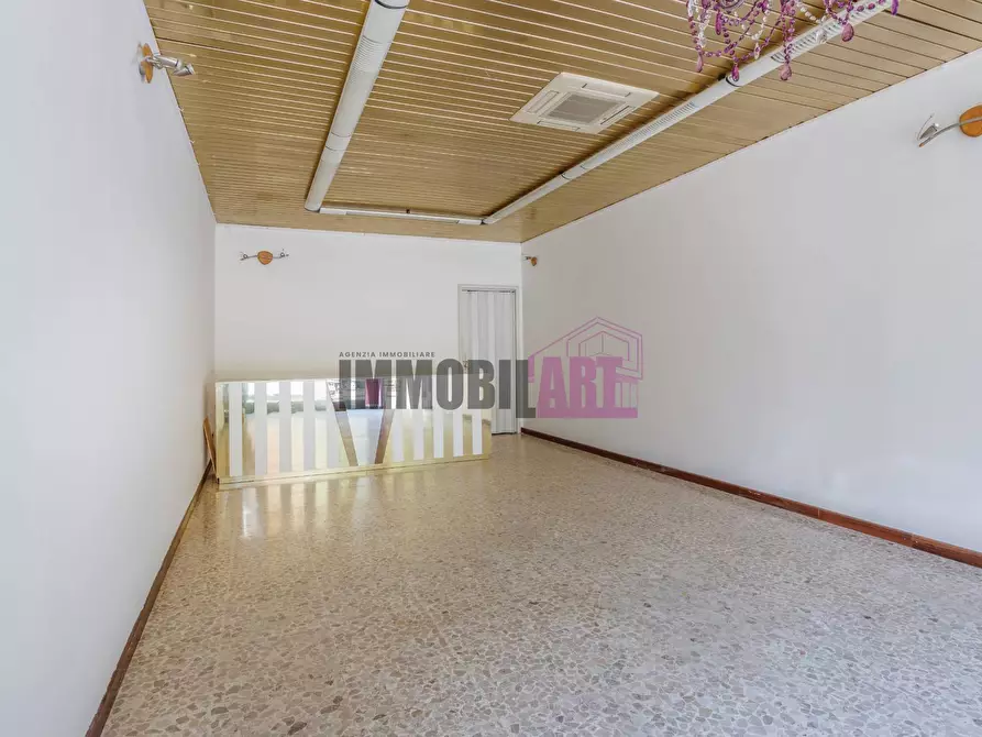 Immagine 6 di Locale commerciale in vendita  in Via Emilia All'ospizio 66 a Reggio Nell'emilia