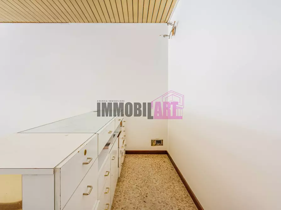 Immagine 7 di Locale commerciale in vendita  in Via Emilia All'ospizio 66 a Reggio Nell'emilia