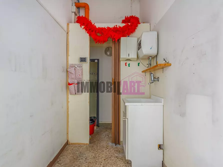 Immagine 12 di Locale commerciale in vendita  in Via Emilia All'ospizio 66 a Reggio Nell'emilia
