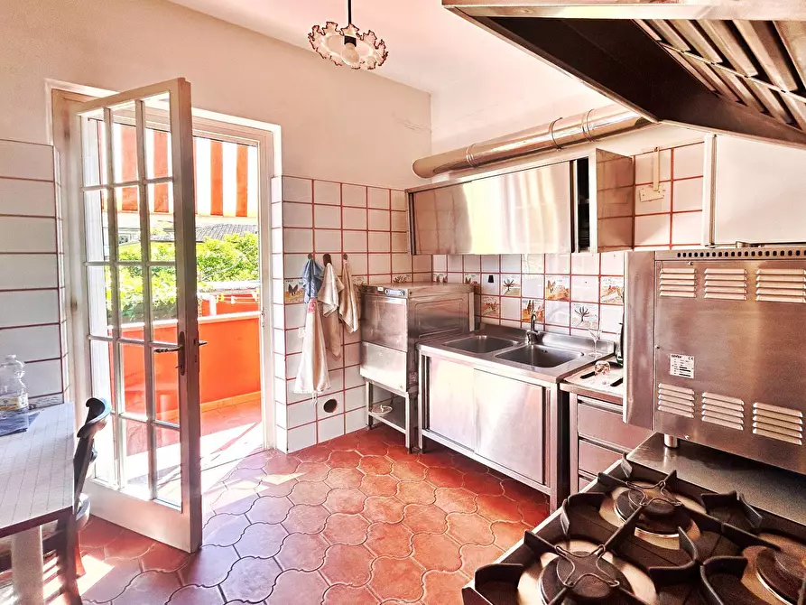 Immagine 8 di Villa in vendita  in via butterfly a Viareggio