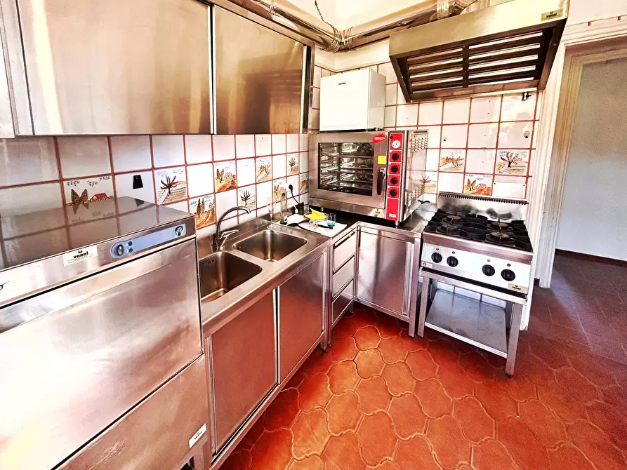 Immagine 9 di Villa in vendita  in via butterfly a Viareggio