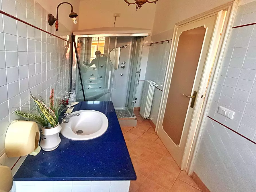 Immagine 27 di Villa in vendita  in via butterfly a Viareggio