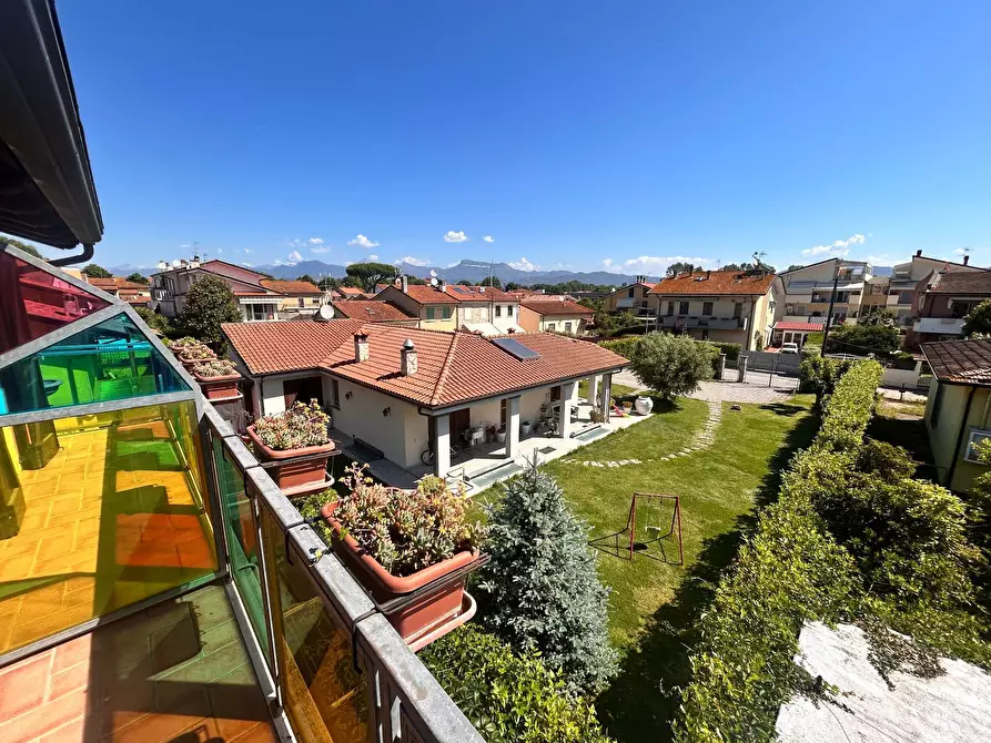 Immagine 33 di Villa in vendita  in via butterfly a Viareggio