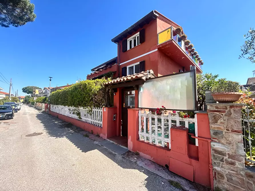Immagine 1 di Villa in vendita  in via butterfly a Viareggio