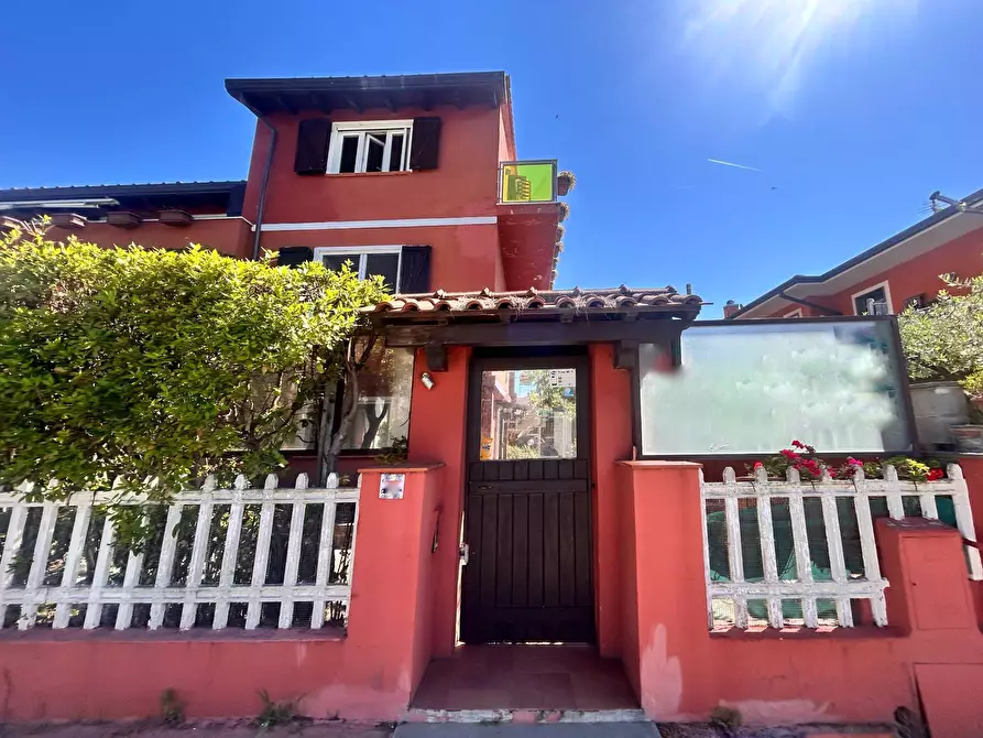 Immagine 2 di Villa in vendita  in via butterfly a Viareggio
