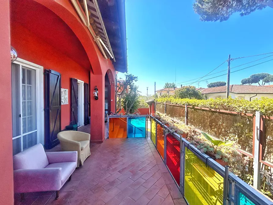 Immagine 4 di Villa in vendita  in via butterfly a Viareggio