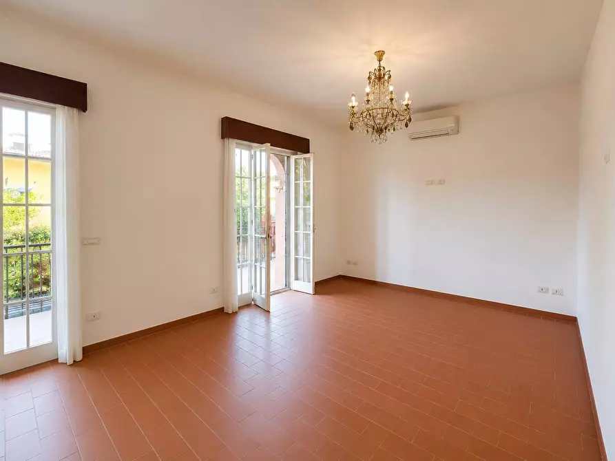 Immagine 7 di Villa in vendita  in via butterfly a Viareggio
