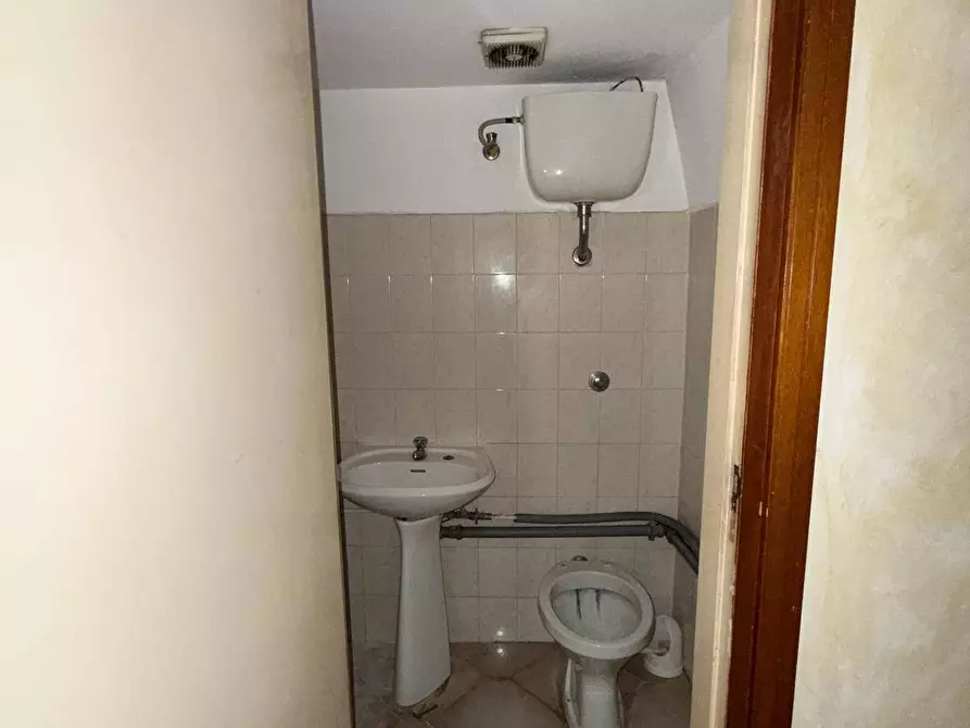 Immagine 9 di Locale commerciale in vendita  in CORSO AMEDEO a Giovinazzo