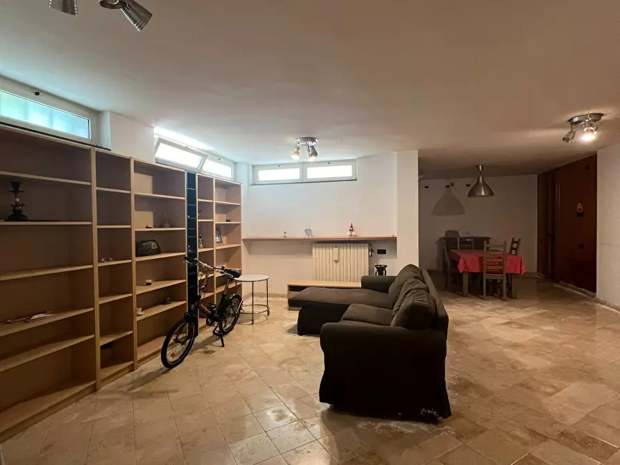 Immagine 8 di Magazzino in vendita  in VIA CAIROLI a Giovinazzo