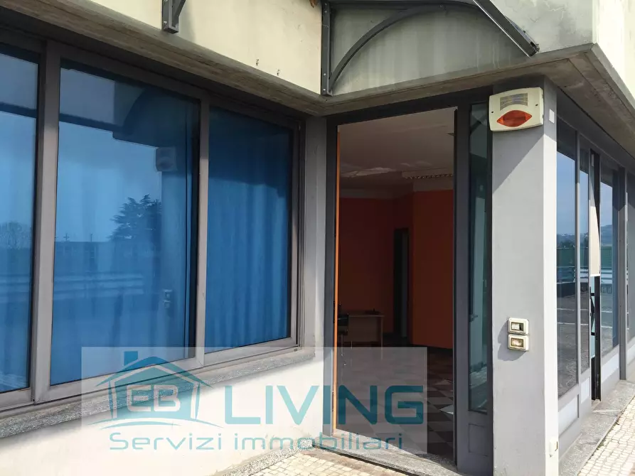 Immagine 2 di Locale commerciale in vendita  in Via Dalmine 10 a Curno