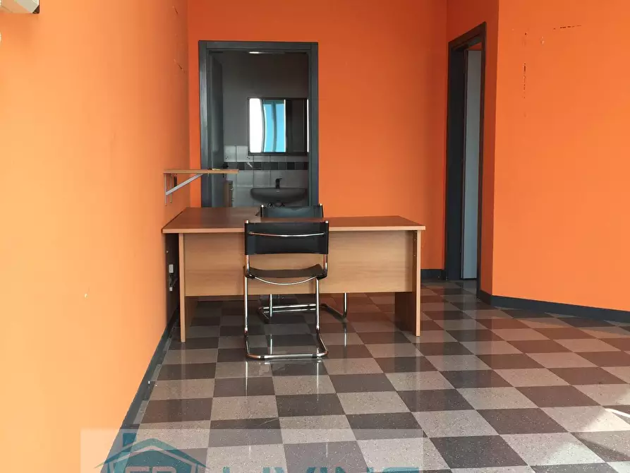 Immagine 4 di Locale commerciale in vendita  in Via Dalmine 10 a Curno