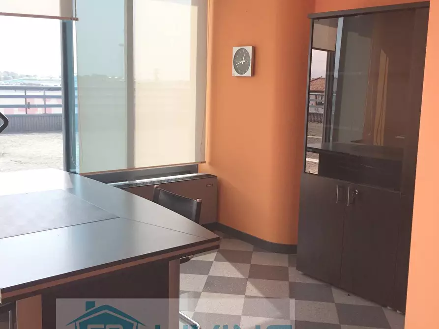 Immagine 6 di Locale commerciale in vendita  in Via Dalmine 10 a Curno
