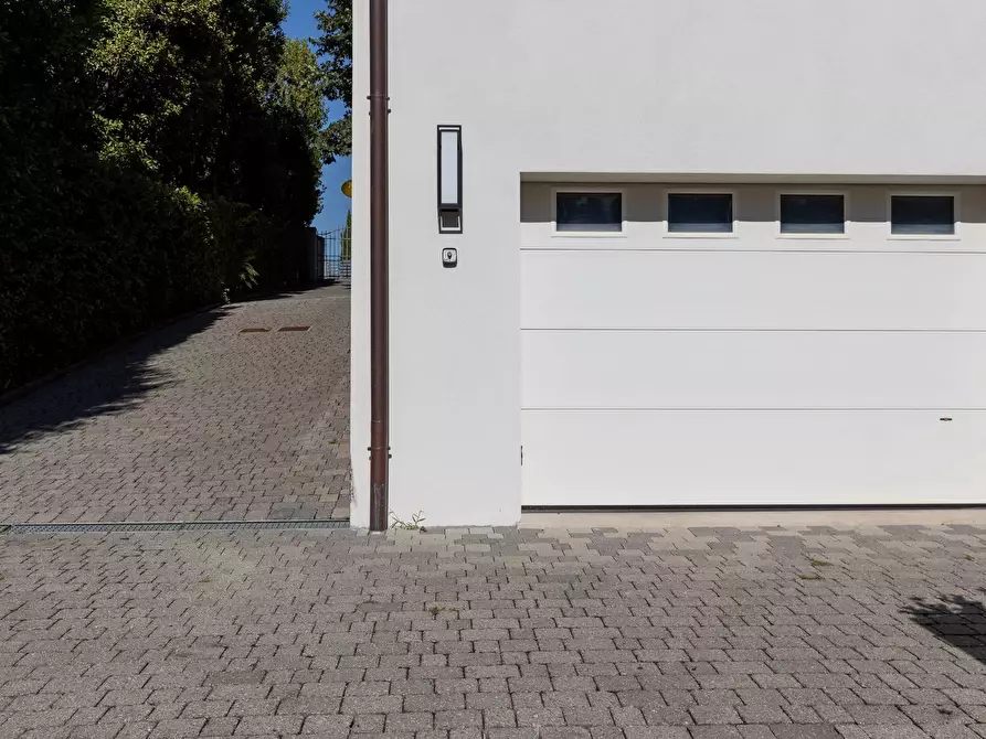 Immagine 10 di Villa in vendita  in Via parco rimembranza a Lucca