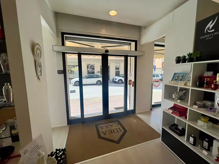 Immagine 4 di Locale commerciale in vendita  in VIA LA SPINA a Fabriano