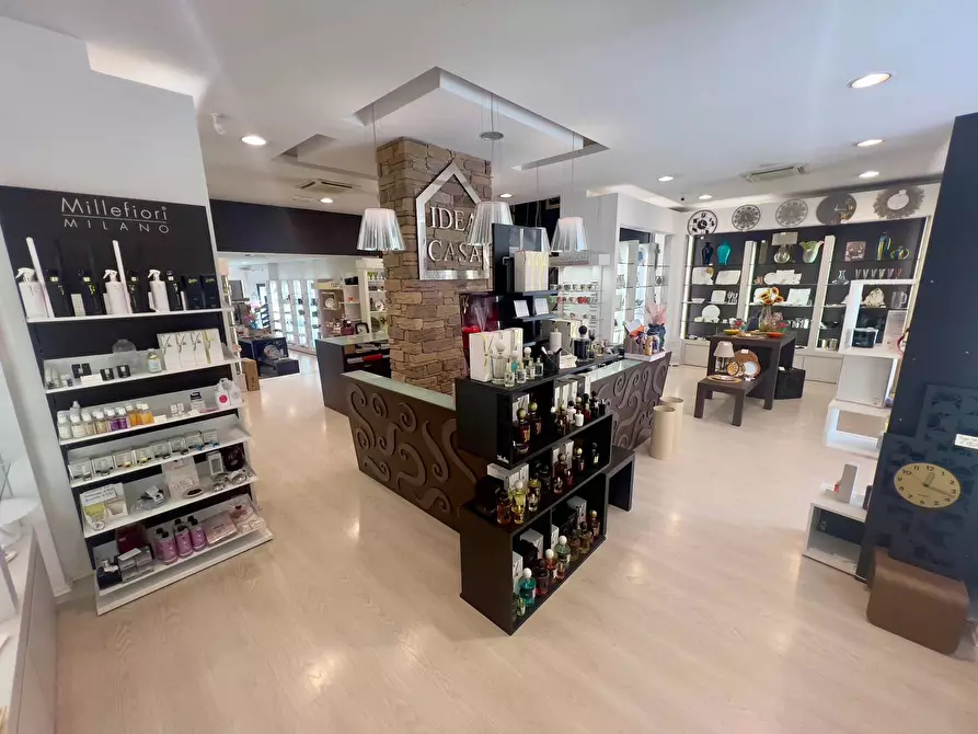 Immagine 6 di Locale commerciale in vendita  in VIA LA SPINA a Fabriano