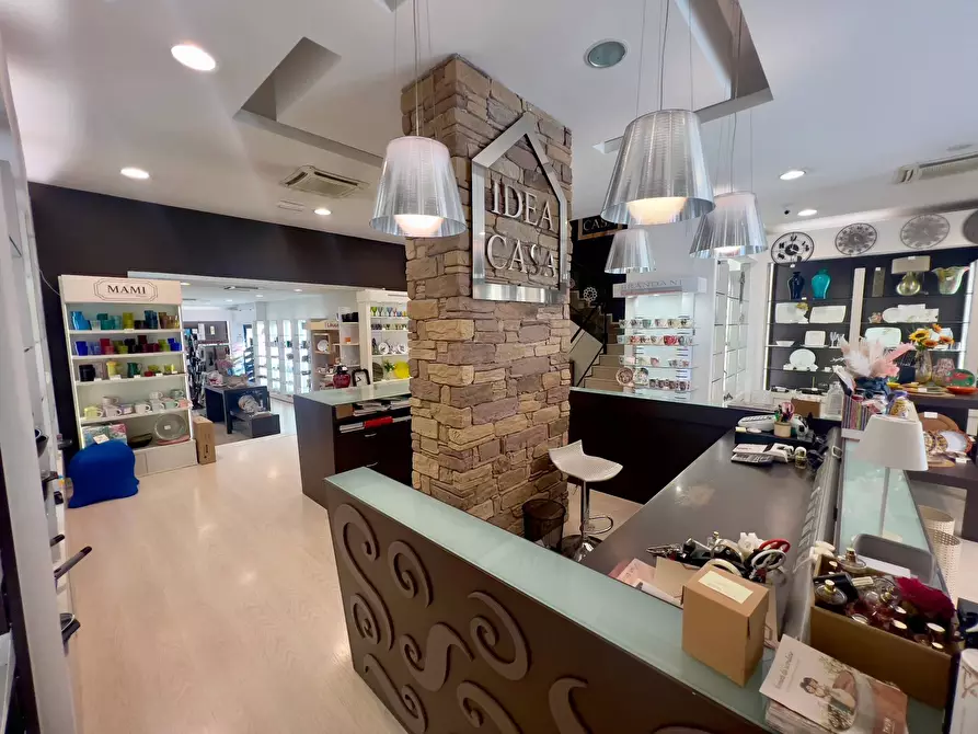 Immagine 7 di Locale commerciale in vendita  in VIA LA SPINA a Fabriano