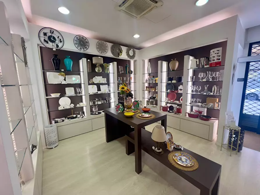 Immagine 9 di Locale commerciale in vendita  in VIA LA SPINA a Fabriano